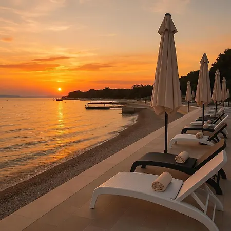 Playa With Pool Access * Petrcane